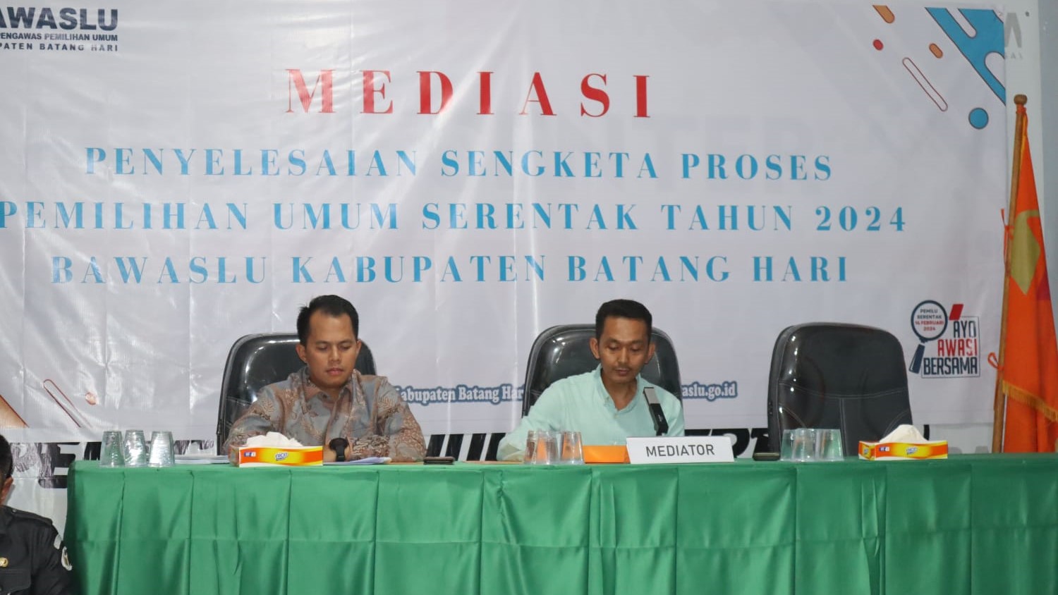 Bawaslu Batanghari saat gelar sidang media antara PKN dan KPU Batanghari