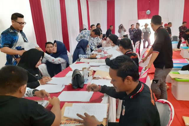 Terima Pendaftaran Romi-Robby, KPU Tanjabtim Langsung Verifikasi Syarat KTP Dukungan