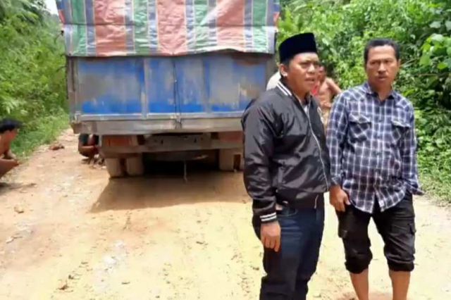 Turun ke Dapil, Sofyan Ali Tinjau Kerusakan Jalan Batang Asai