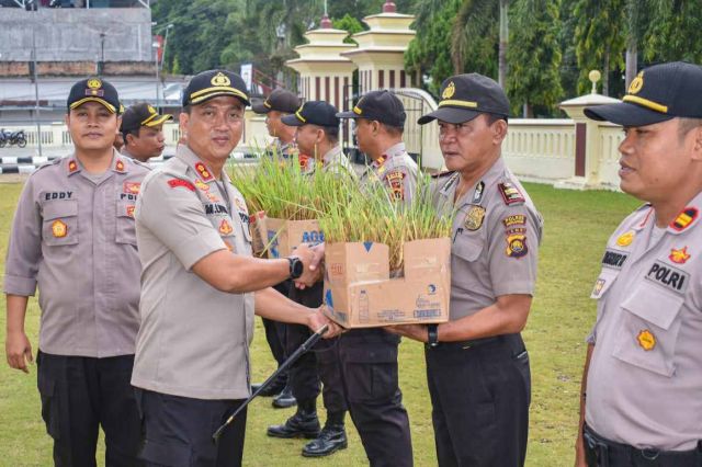 Tanam Ribuan Rumput Vetiver, Kapolres: Untuk Mencegah Longsor dan Abrasi