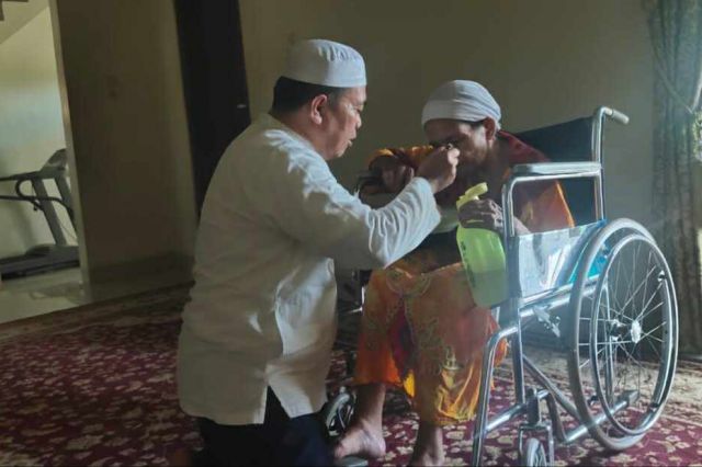 Bikin Haru, Saat Bupati Merangin Al Haris Suapi Emaknya yang Sakit