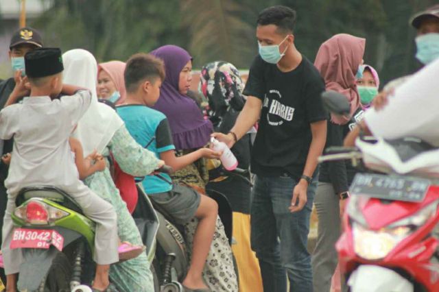 Lakukan Sosialisasi Pencegahan Corona, Millenial Al Haris Tanjabbar juga Bagikan Masker