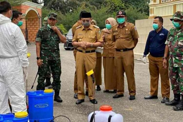 Pencegahan Corona, Pemkab Sarolangun Lakukan Penyemprotan Desinfektan di Masjid Al-Falah dan Terminal