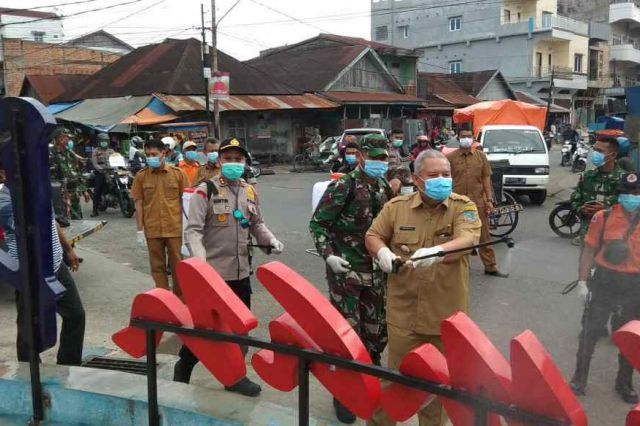 Bupati Safrial, Kapolres dan Dandim Lakukan Penyemprotan Desinfektan