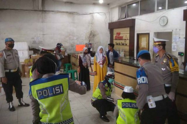 Pencegahan Corona, Satgas Preemtif Polda Jambi Berikan Himbauan serta Edukasi Loket Bus dan Travel