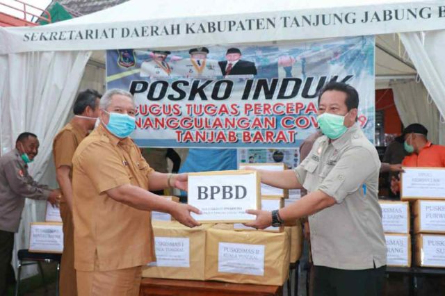 Safrial Serahkan Bantuan APD dari OPD Lingkup Pemkab Tanjab Barat