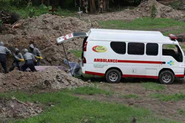 Kisah Haru Sopir Ambulance Pembawa Jenazah Pasien Covid-19