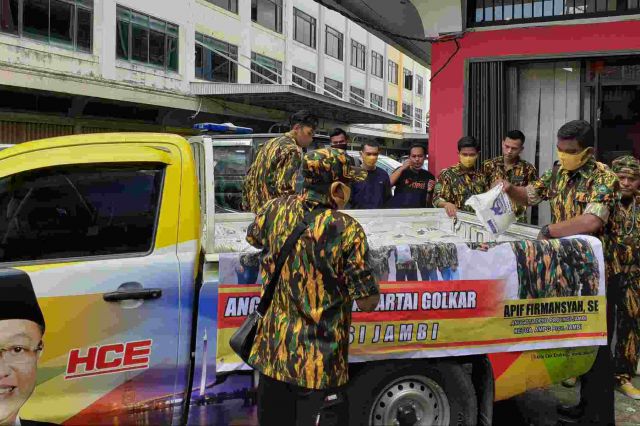 Ketua AMPG Jambi Distribusikan 2,5 Ton Bantuan Beras Bagi Masyarakat Terdampak Covid-19