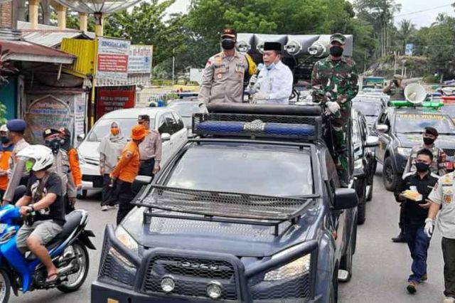 Keliling Bangko, Al Haris Bagikan Masker dan Minta Warga Waspadai Corona