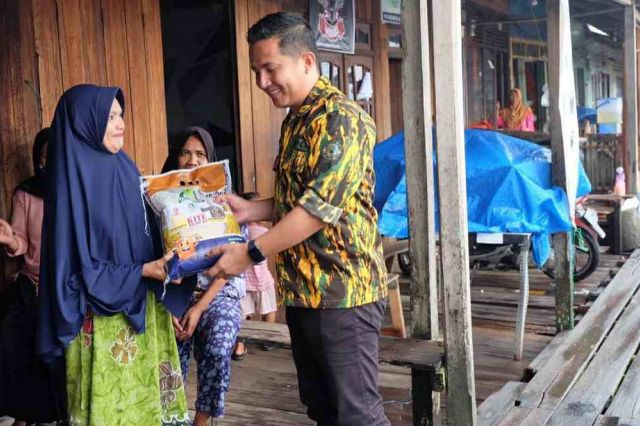 Kakak Beradik Anggota DPRD ini Distribusikan 1,5 Ton Beras ke Warga Kuala Jambi