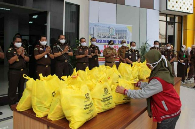 Peduli Warga Terdampak Covid-19, Kejati Jambi Salurkan 2200 Paket Sembako