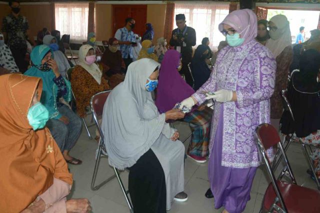 Rahima Salurkan Bantuan untuk Pengrajin UMKM dan Lansia