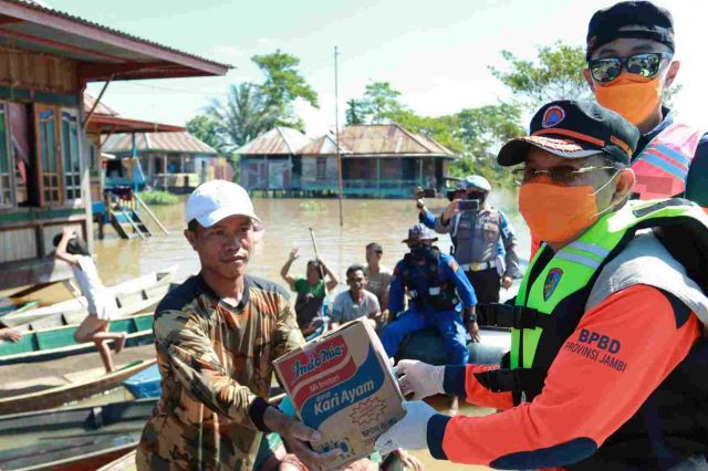 Gebernur Jambi Beri Bantuan Bagi Masyarakat Terdampak Banjir