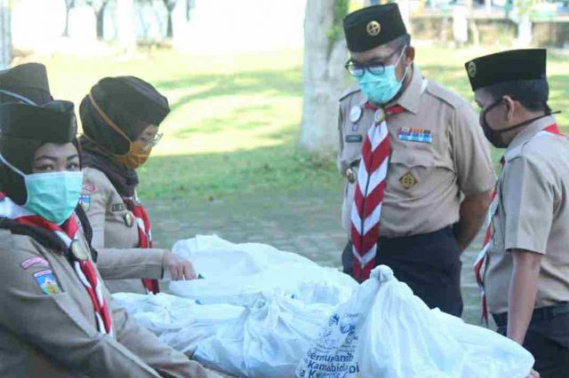 Pramuka Peduli Berikan Paket Sembako ke Warga Terdampak Covid-19 di Provinsi Jambi