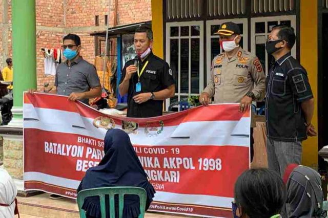 Batalyon Parama Satwika Akpol Angkatan 98 Polda Jambi Berikan Bantuan Sembako ke Warga
