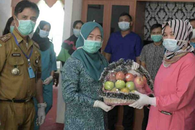 Serahkan Bingkisan, Hesty Haris Beri Support Tim Medis Covid-19