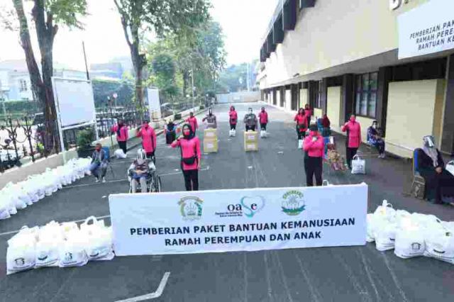 Ketum Bhayangkari Beri Bantuan Kemanusiaan Kepada Kaum Difabel Dan Kelompok Rentan