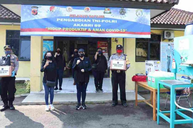 Moms DL 89 Berbagi Sembako dan Sarana Kesehatan di Polsek Tamansari dan Koramil Ciomas