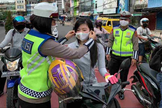 Sambut Hari Bhayangkara Ke-74, Ditlantas Polda Jambi Bagi- Bagi Masker ke Pengguna Jalan