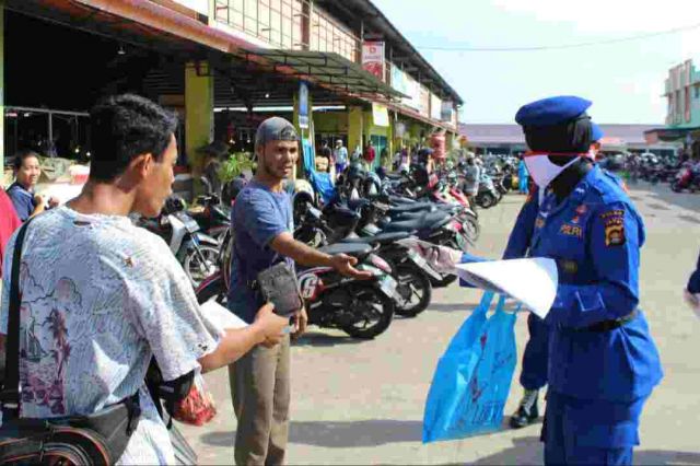 Peduli Sesama, Ditpolairud Polda Jambi Bagikan Masker Kepada Pedagang Pasar Angso Duo