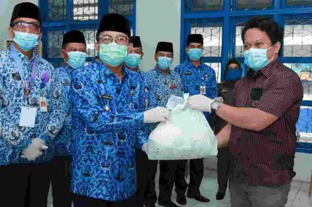 Gubernur Jambi Berikan Bantuan 100 Paket Sembako kepada Supir Angkutan AKDP