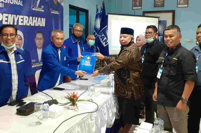 Kembalikan Formulir ke PAN, Safrial Didampingi Tim Keluarga Fachrori
