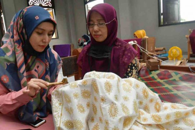 Kembali Lanjutkan Safari Politik, Ratu Kunjungi Pengrajin Batik Jambi