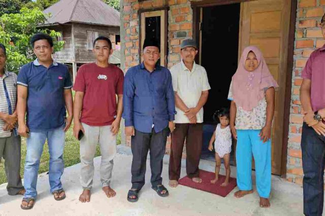 Sofyan Ali Tinjau Penerima Manfaat Bedah Rumah di Merangin