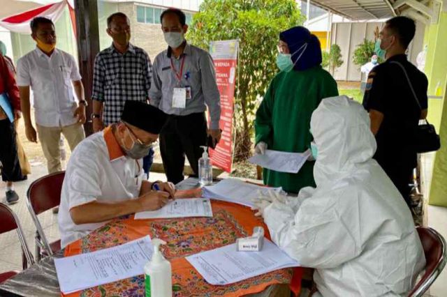 Sebelum Pendaftaran di KPU, CE Ikuti Uji Swab di RSUD Raden Mattaher Jambi