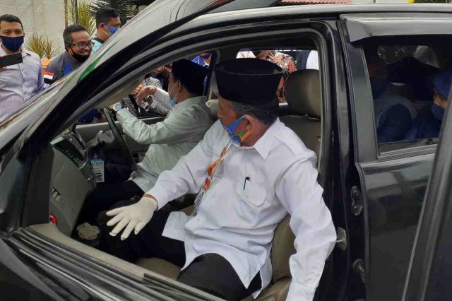 Bacagub Al Haris Setir Mobil Sendiri saat Tiba Mendaftar di KPU Jambi