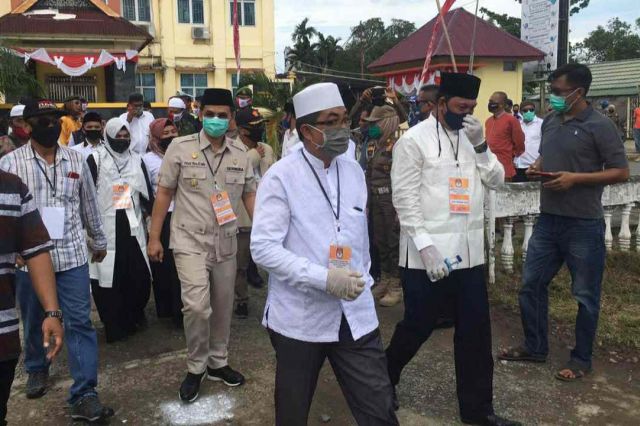 Diarak Massa, Anwar Sadat-Hairan Daftar ke KPU Tanjab Barat