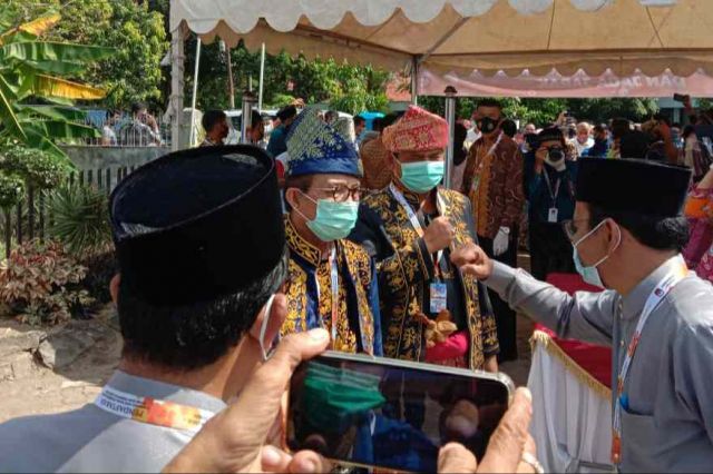 Mendaftar ke KPU, Fachrori-Syafril Kompak Kenakan Baju Adat Jambi