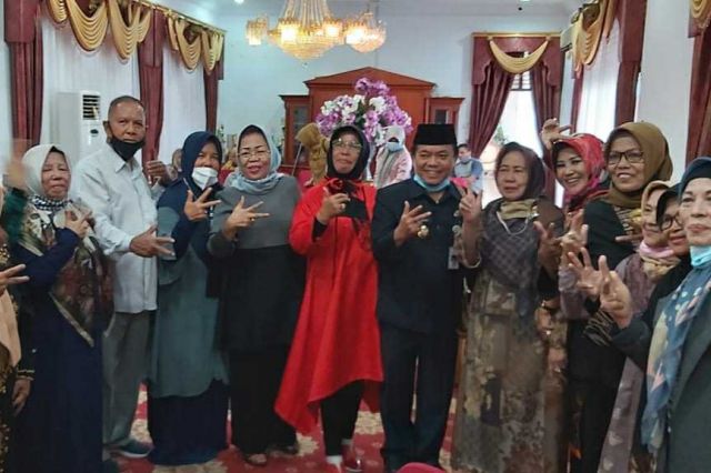 Tunjukan Arah Dukungan, Yusniana HBA Acungkan Salam Tiga Jari Bersama Al Haris