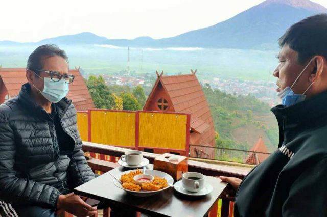 Ngobrol Santai Berasama Gubernur Sumbar di Kayu Aro, Syafril Bahas Potensi Pariwisata Jambi