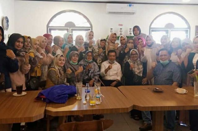 Cerita Emak-emak Dukung Haris-Sani: Visi-Misinya Mengutamakan Perekonomian Perempuan
