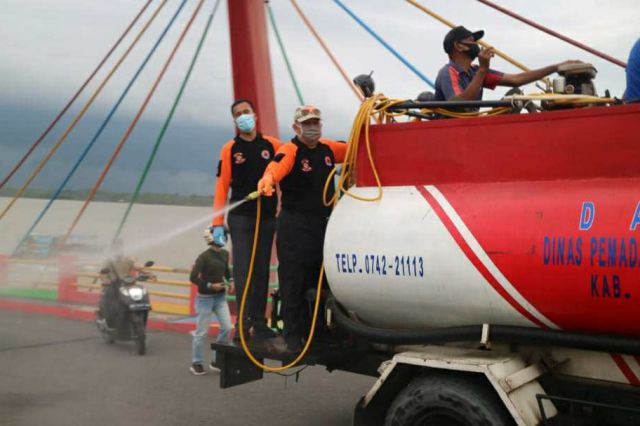 Bersama Forkopimda, Bupati Lakukan Penyemprotan Disinfektan di Seputar Kuala Tungkal