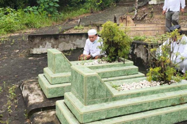 Al Haris Ziarah ke Makam Abdurrahman Sayoeti Mantan Gubernur Jambi