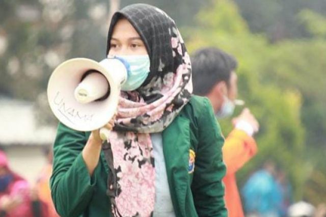 Kisah Dini Rantiwi, Aktivis Perempuan UNBARI Saat Orasi Aksi Tolak UU Cipta Kerja