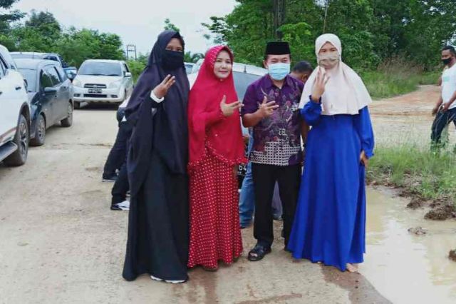 Momen Haris Bantu Dorong Mobil Warga Terpuruk di Kubangan