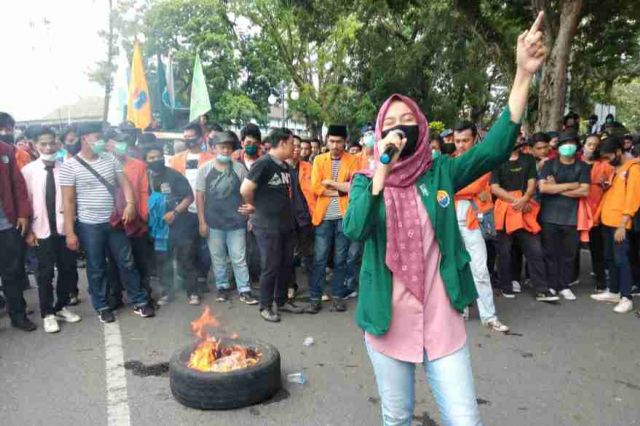 Aksi Lanjutan Tolak UU Cipta Kerja, Orasi Mahasiswi Cantik Ini Kembali Menggema