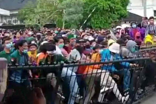 Aksi Memanas, Unjuk Rasa Tolak UU Cipta Kerja di Gedung DPRD Provinsi Jambi Ricuh