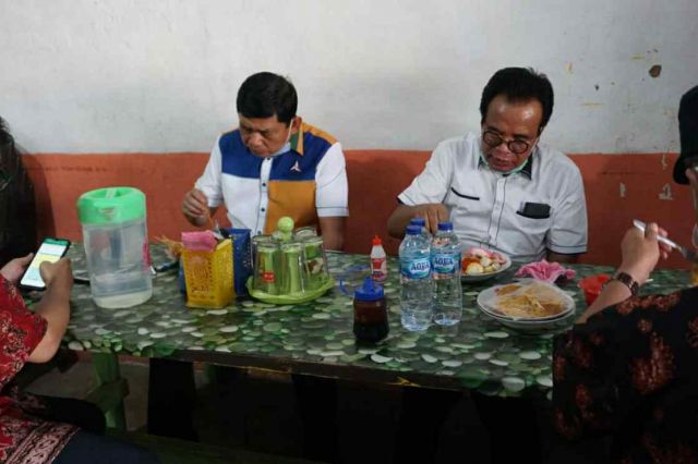Syafril Nursal Pilih Sarapan di Warung Biasa, Pemilik Tak Menyangka