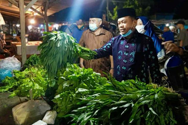 Tengah Malam Blusukan ke Pasar Induk Talang Gulo, Haris Ingtakan Pedagang Selalu Gunakan Masker