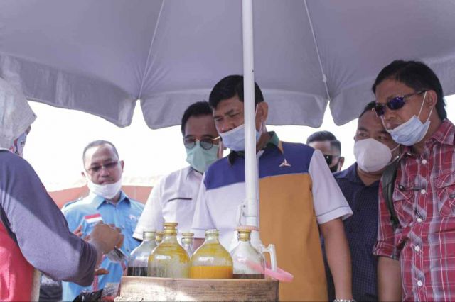Blusukan di Pasar PU Tembesi, Syafril Aprsesiasi Ketekunan Ibu Penjual Jamu Tradisional
