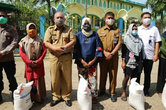 Bupati Tanjab Barat Salurkan Bantuan Sosial Beras untuk PKH