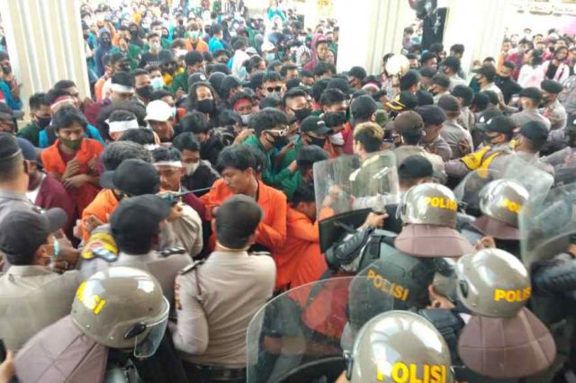 Aksi Memanas, Massa Demontrasi di Jambi Terlibat Bentrok dengan Aparat