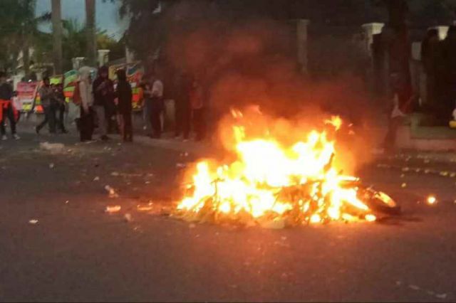 Demontrasi Tolak Omnibus Law UU Cipta Kerja, Massa Bakar Sepeda Motor Depan Kampus UNJA