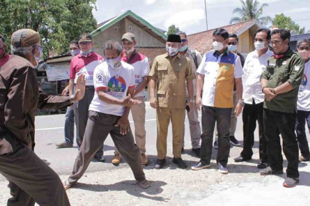 Lawatan Politik ke Sarolangun, Syafril Disambut dengan Atraksi Pancak Silat