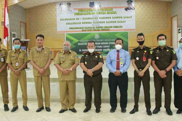 Bupati Hadiri Penandatanganan Kerjasama Kejaksaan Negeri dan Lurah Se Kabupaten Tanjab Barat