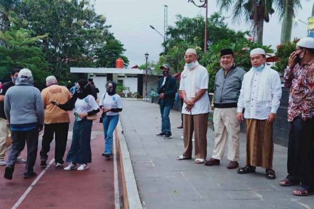 Jalan Santai di Lapangan Merdeka Sungai Penuh, Al Haris Bagikan Masker